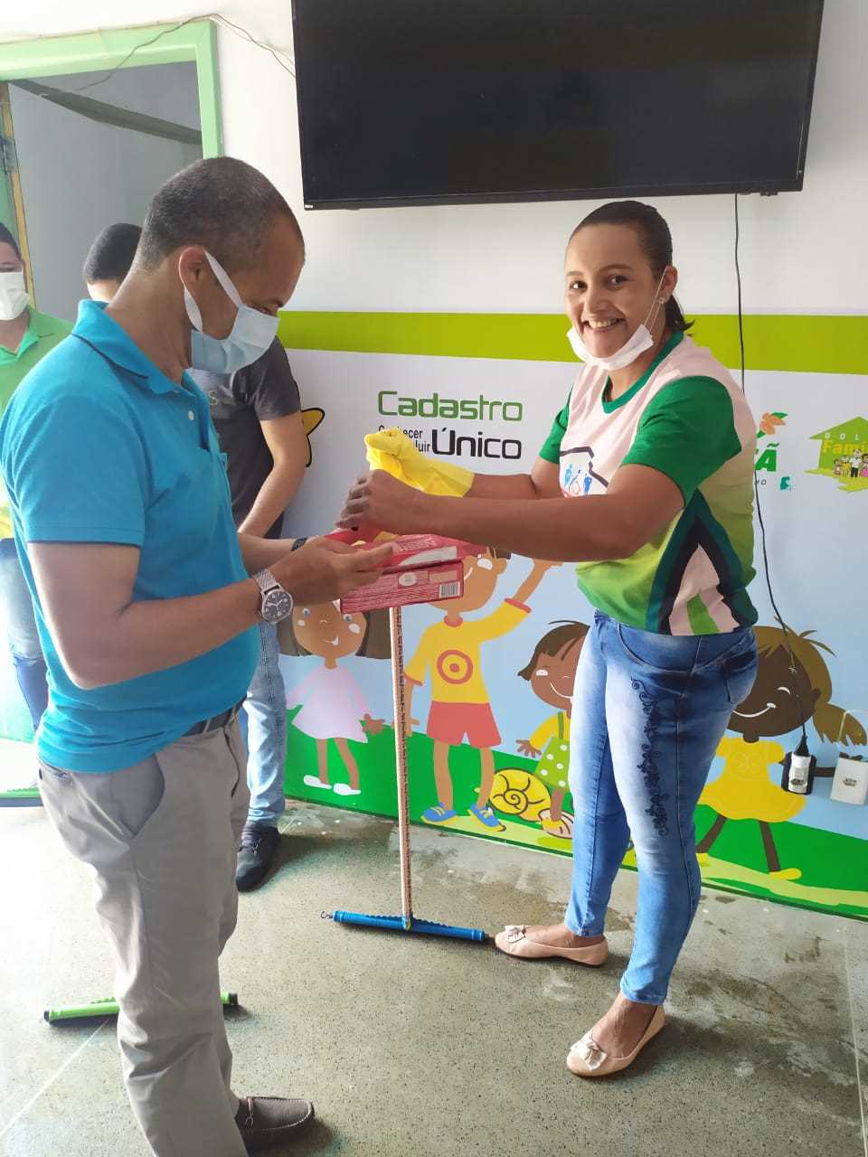 Camacã: Prefeito Paulo do Gás recebe funcionários com bombons

